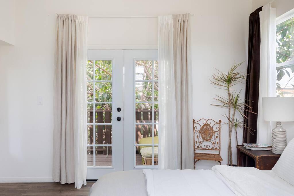 Take It Easy On The Porch In A Hollywood Hideaway Los Angeles Exterior foto