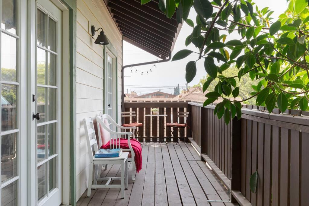 Take It Easy On The Porch In A Hollywood Hideaway Los Angeles Exterior foto